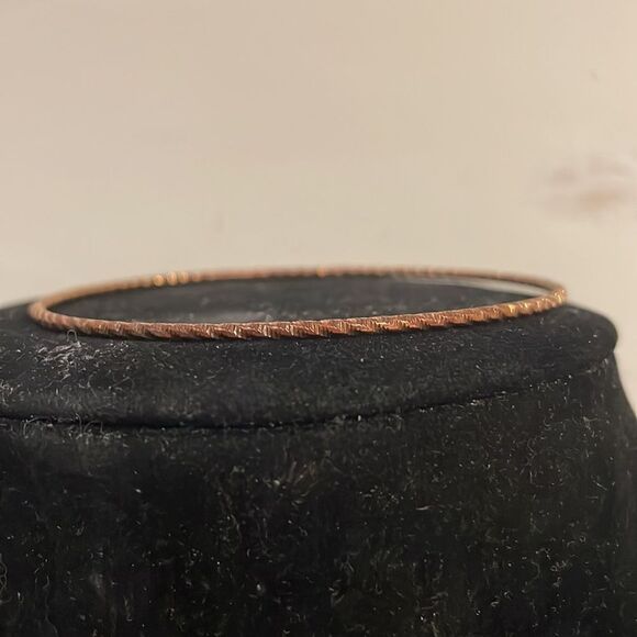 Retro 1990s rose gold tone textured diamond etched stackable bangle bracelet - Picture 2 of 9